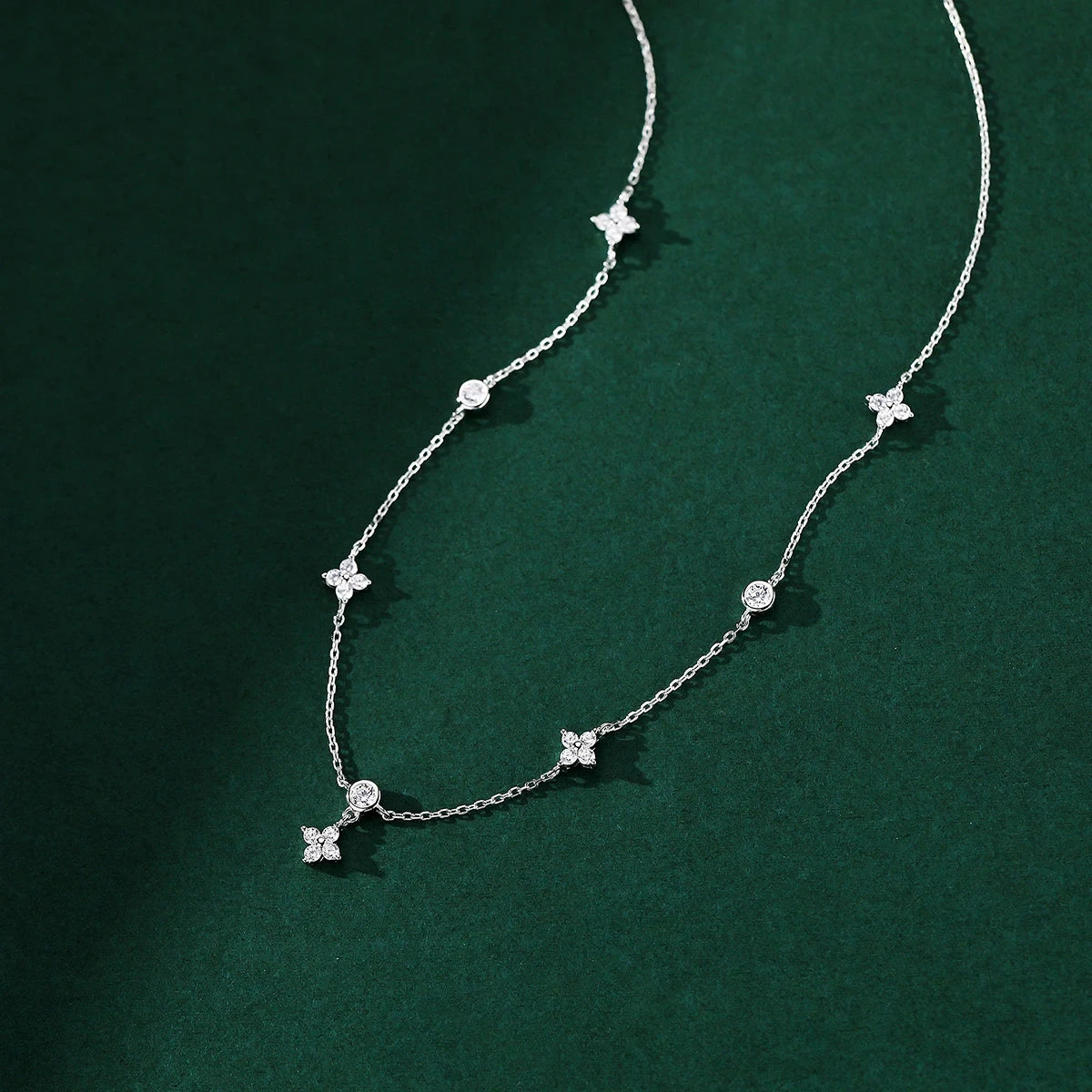 Luminia Clover – Zircon Inlaid Luxury Necklace