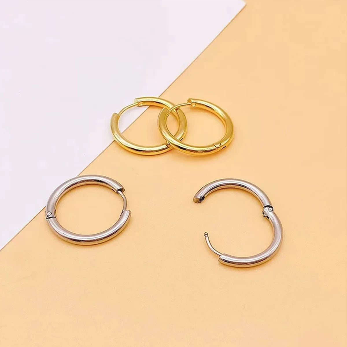 Aura Essentials – The Simple & Versatile Hoop Earring Set
